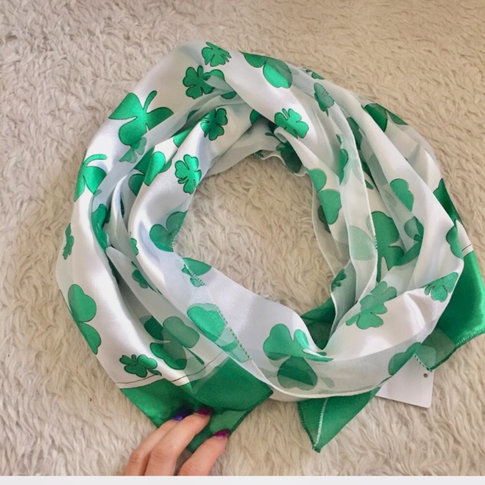 🎀Silky clover scarf